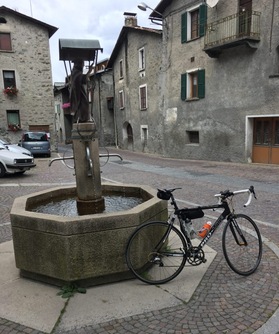 La fontana di Sant'Antonio al centro della frazione in Valfurva