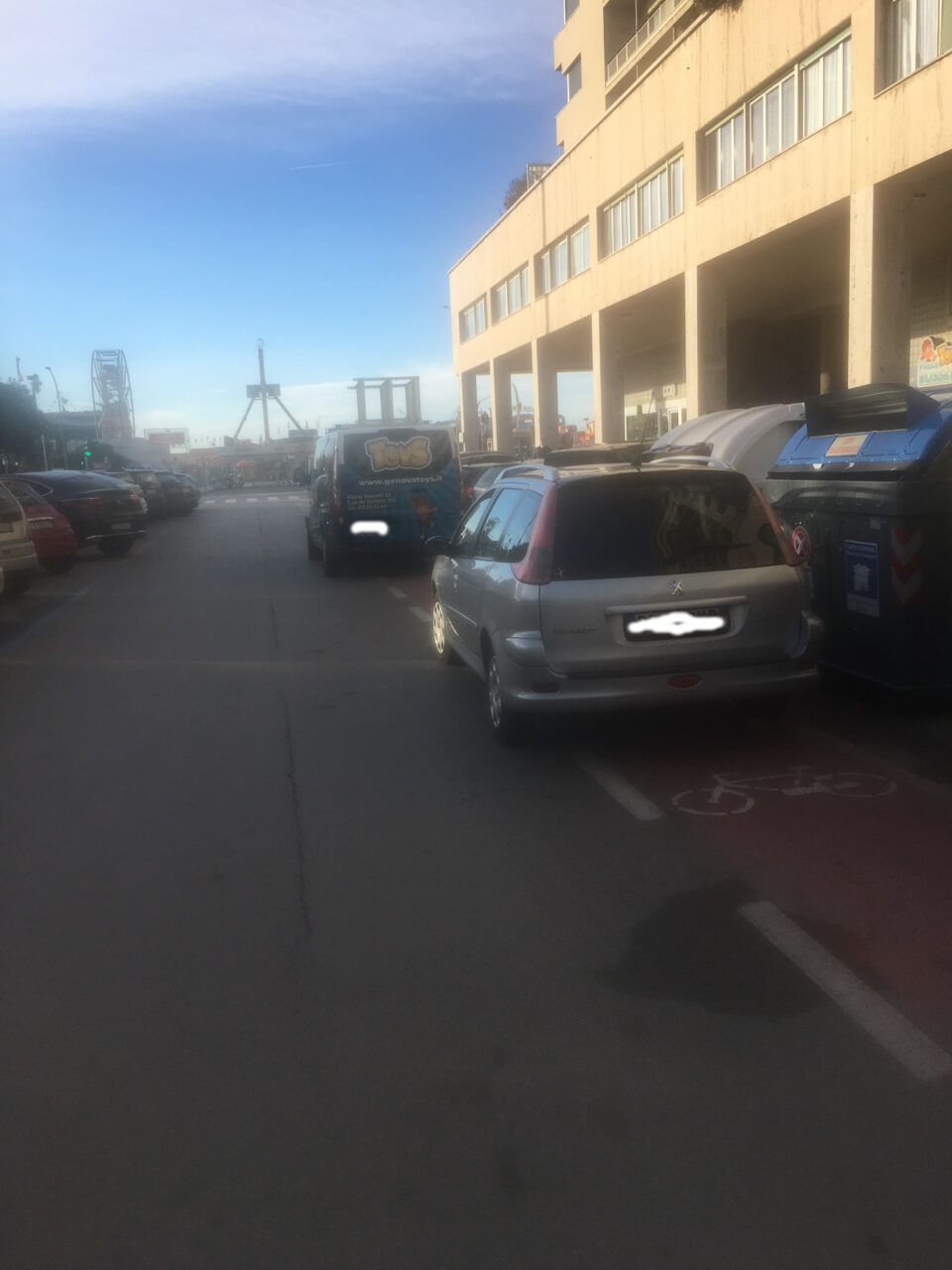 Auto parcheggiate sulla pista ciclabile in Piazza Marconi a Genova