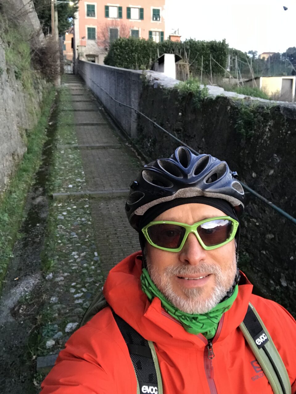 Commuter in mountain bike lungo le creuze di Genova per andare al lavoro