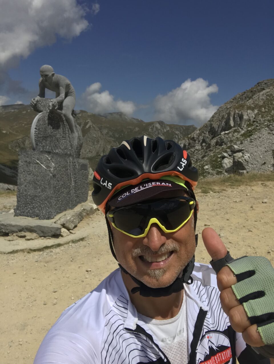 In cima al Colle Fauniera, davanti al monumento dedicato a Marco Pantani